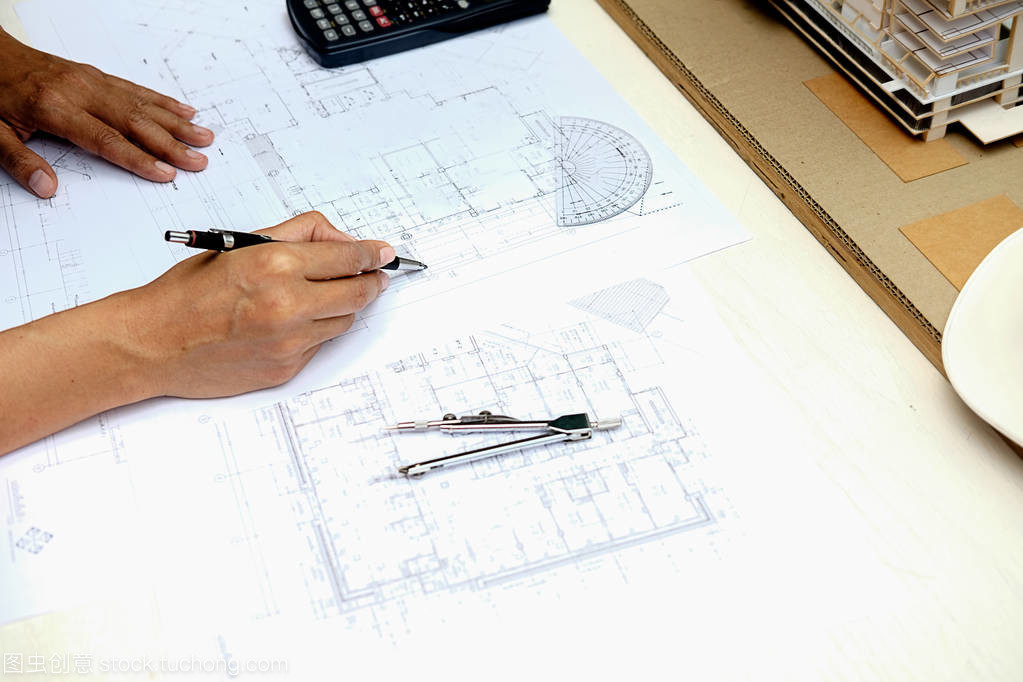 从蓝图到现实 建筑师与工程师的设计哲学与建设实践
